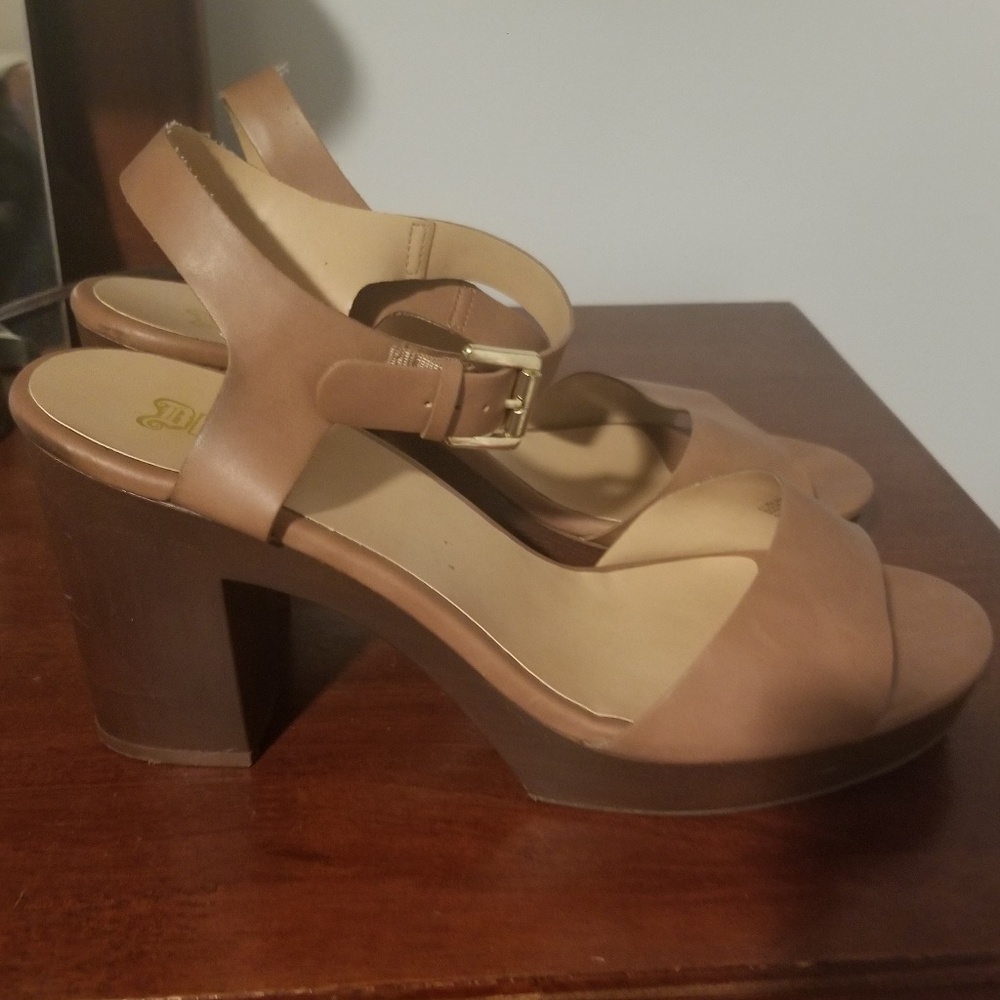Tan chunky heeled sandal!